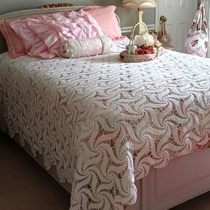 SALE!!! STUNNING HAND CROCHET,  HEAVY VINTAGE COTTON SWIRL DESIGN BEDSPREAD!